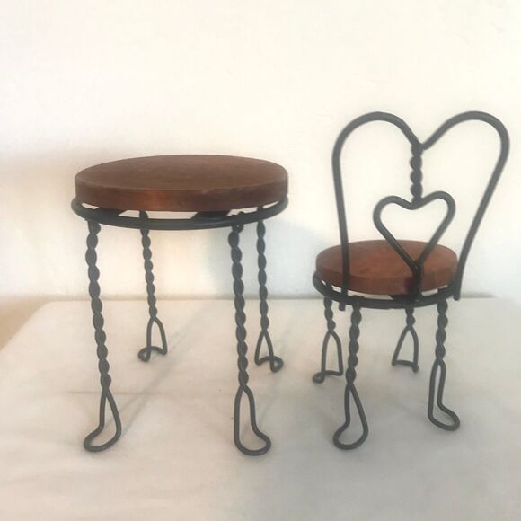 Dollhouse Miniature Wood Twisted Wrought Iron Round Table & Chair - Heart Retro - Picture 2 of 5